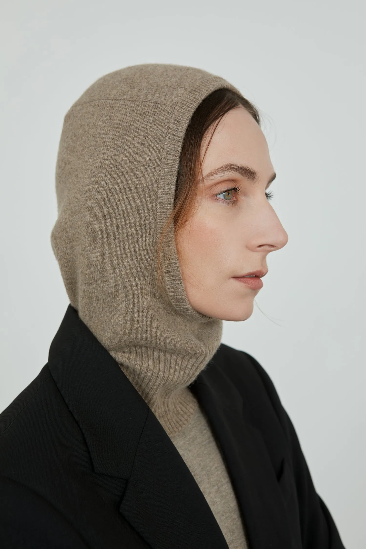 Cathy knitted balaclava hat | Biscuit - Cashmere wool