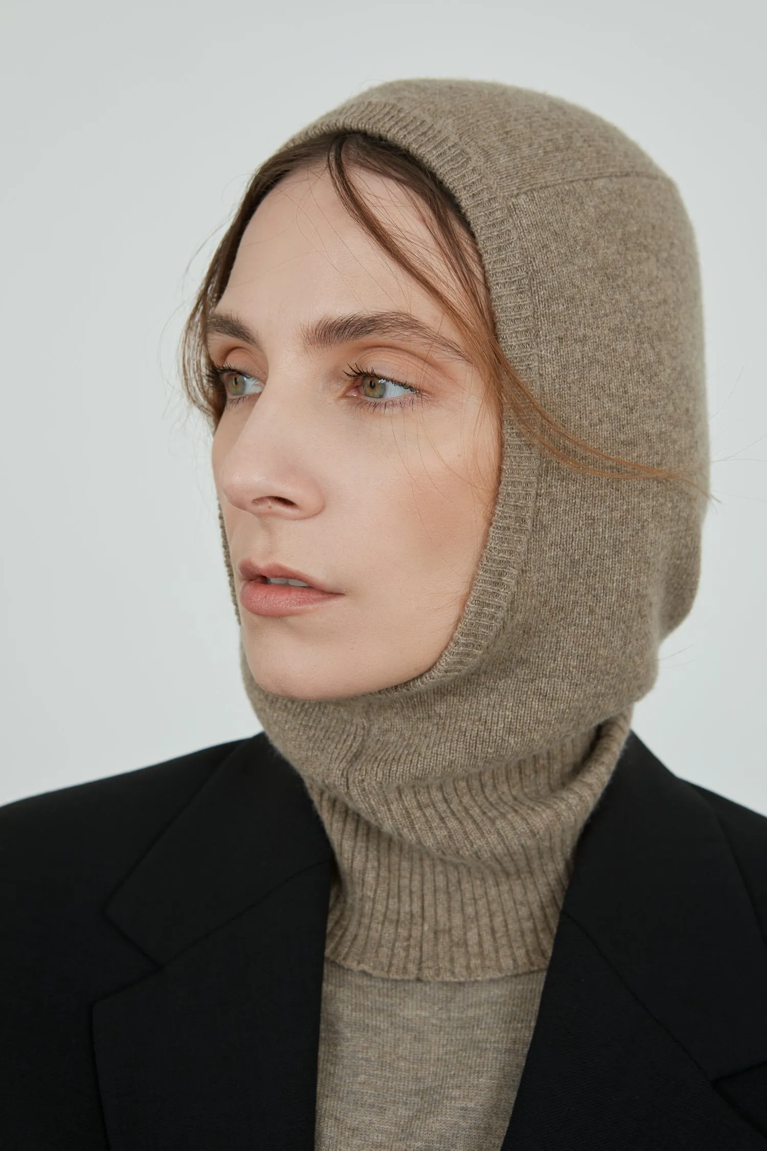 Cathy knitted balaclava hat | Biscuit - Cashmere wool