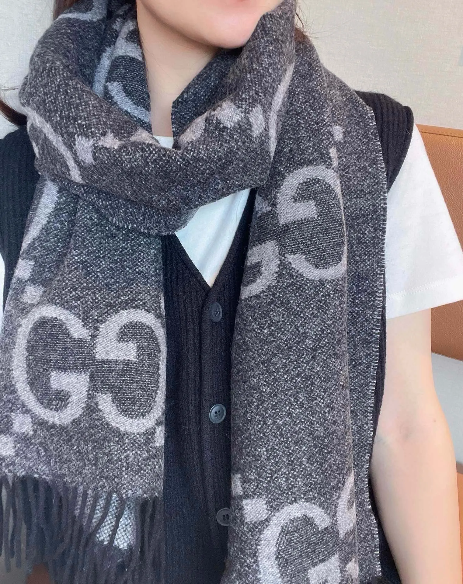 GG JACQUARD PATTERN KNIT SCARF 195 CM WITH TASSELS MOUSE GRAY 403750