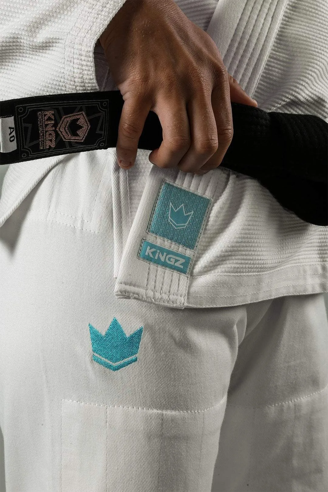 Kimono Femei Brazilian Jiu Jitsu KINGZ The ONE Gi - Alb / Albastru Deschis - (Centura Alba Inclusa)