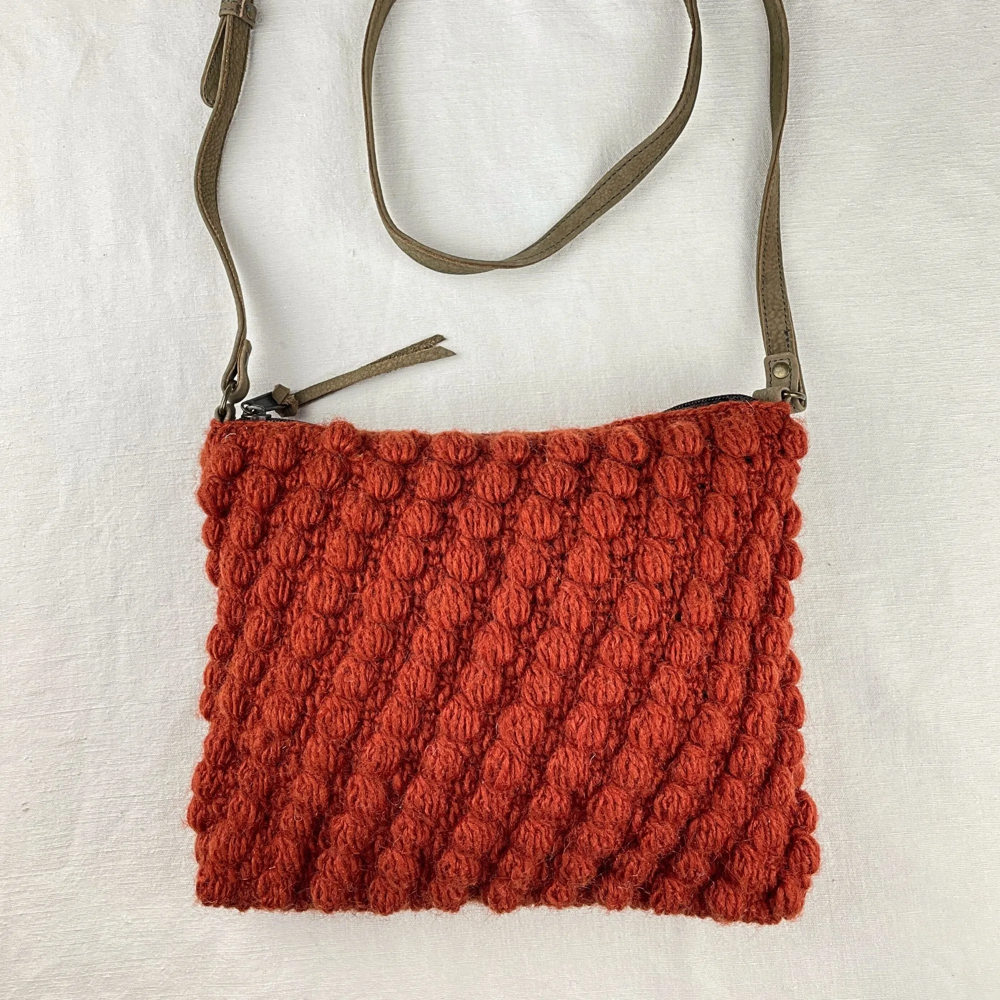 SUMAN Crochet Bobble Cross Body Handbag (WS)